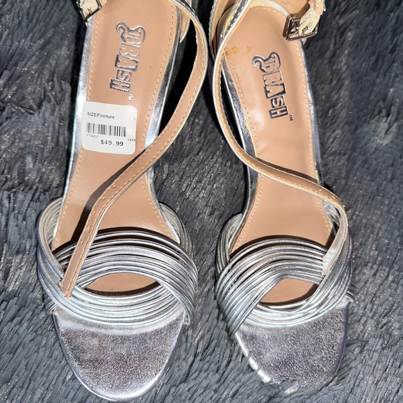 Silver Heels - Picture 3 of 3